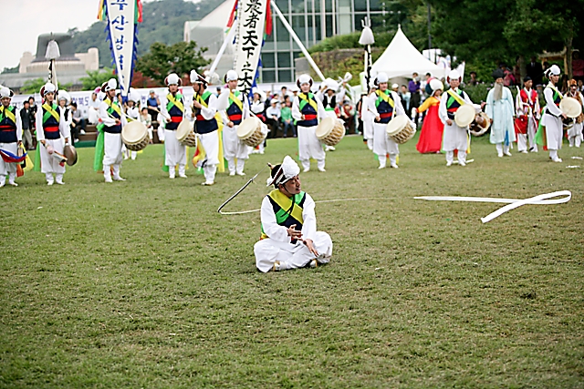 IMG_2009-09_부산광역시_부산농악11_(제50회_한국민속예술제).jpg