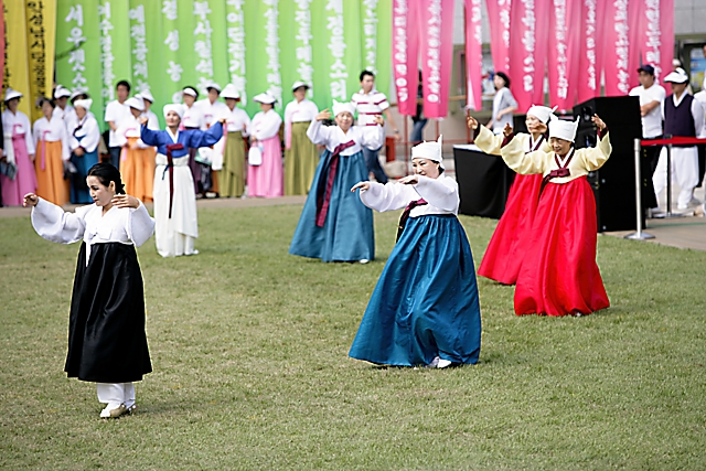 IMG_2009-20_함경남도_돈돌날이3_(제50회_한국민속예술제).jpg