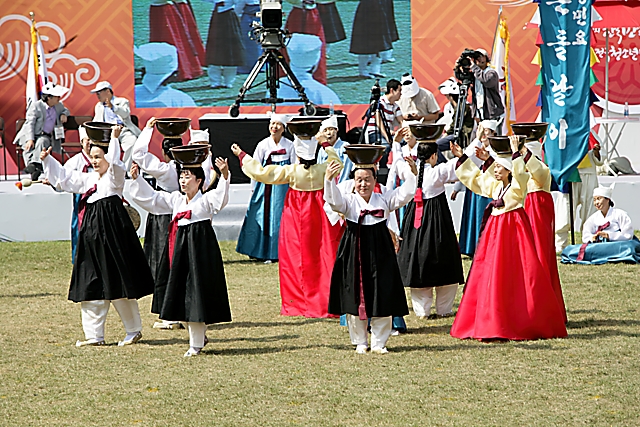 IMG_2009-20_함경남도_돈돌날이5_(제50회_한국민속예술제).jpg