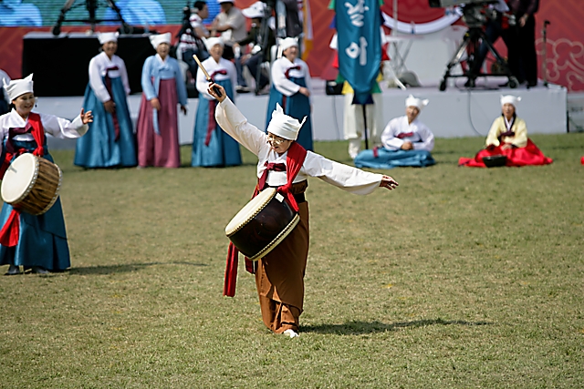 IMG_2009-20_함경남도_돈돌날이7_(제50회_한국민속예술제).jpg