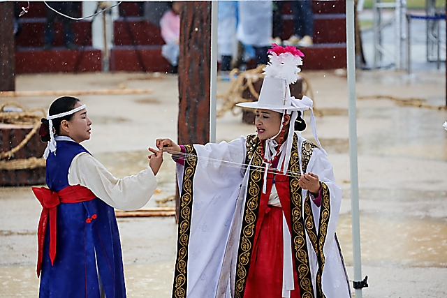 IMG_2016-16_안동제비원성주굿풀이_(제57회_한국민속예술축제)_11.jpg