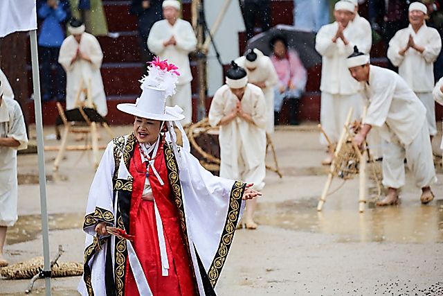 IMG_2016-16_안동제비원성주굿풀이_(제57회_한국민속예술축제)_16.jpg