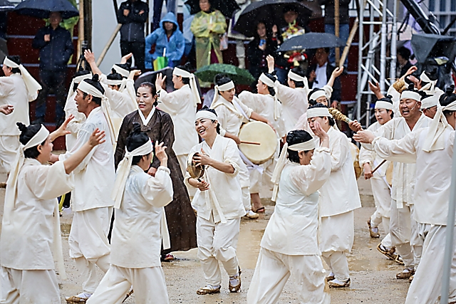 IMG_2016-16_안동제비원성주굿풀이_(제57회_한국민속예술축제)_25.jpg