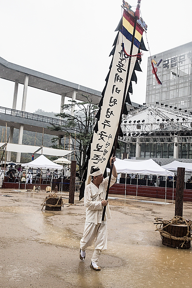 IMG_2016-16_안동제비원성주굿풀이_(제57회_한국민속예술축제)_31.jpg