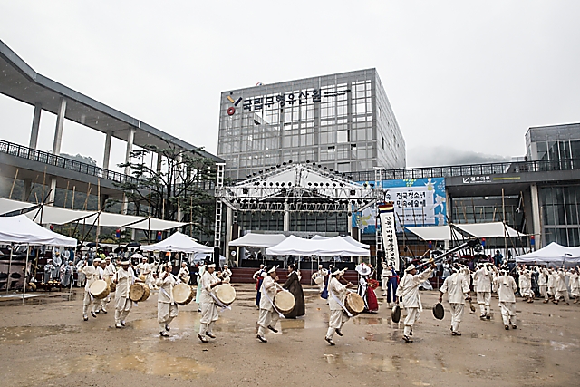 IMG_2016-16_안동제비원성주굿풀이_(제57회_한국민속예술축제)_47.jpg