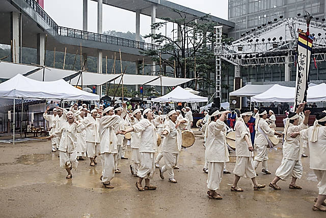 IMG_2016-16_안동제비원성주굿풀이_(제57회_한국민속예술축제)_48.jpg