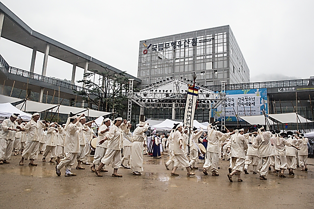 IMG_2016-16_안동제비원성주굿풀이_(제57회_한국민속예술축제)_49.jpg