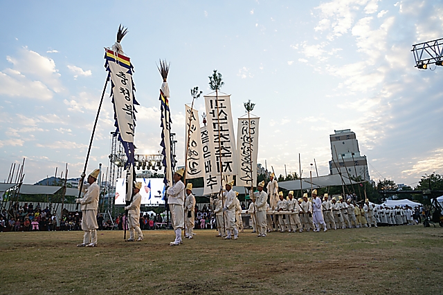 IMG_2017-20_괴산군_여사왕_대도듬_놀이_(제58회_한국민속예술축제)_04.jpg