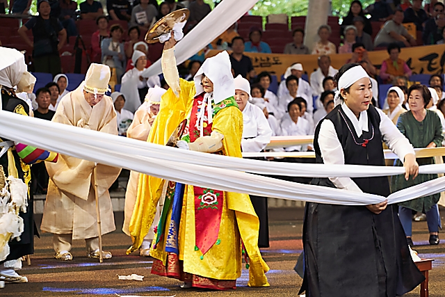 IMG_2019-19_평안도다리굿_(제60회_한국민속예술축제)_19.jpg