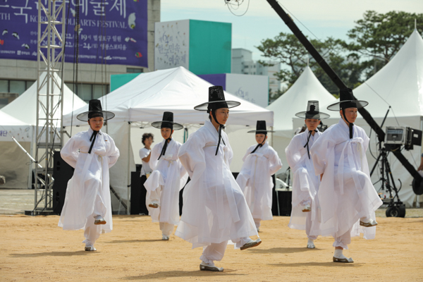 IMG_2023청-06_동래학춤(제64회_한국민속예술제_일반부)_26.jpg